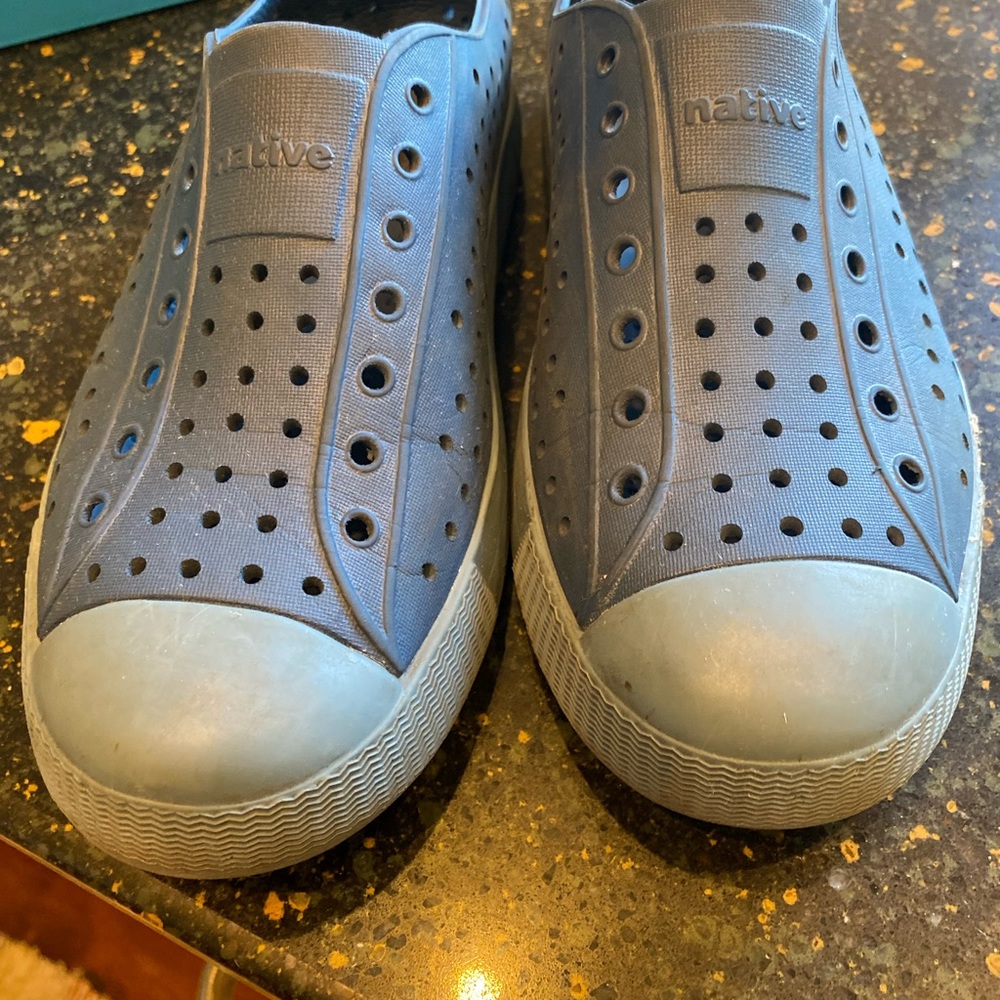 Native Jefferson Shoes size J5 navy blue